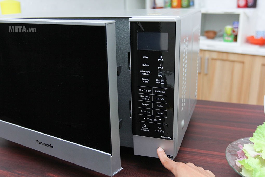 Lò vi sóng Panasonic NN GF574MYUE sở hữu thiết kế phẳng với nút nhấn mở lò