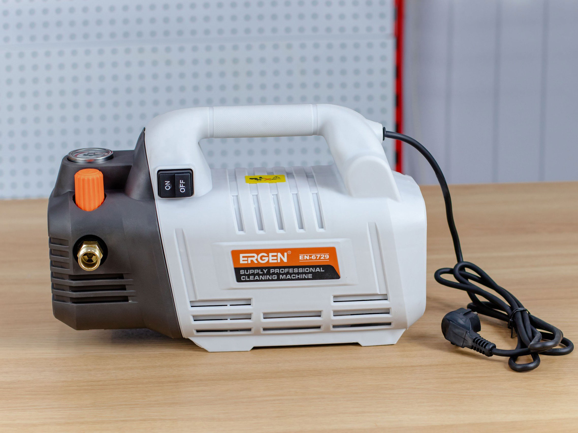 Ergen EN-6729 vận hành với công suất 2.800W tạo ra áp lực phun nước mạnh mẽ 200 bar