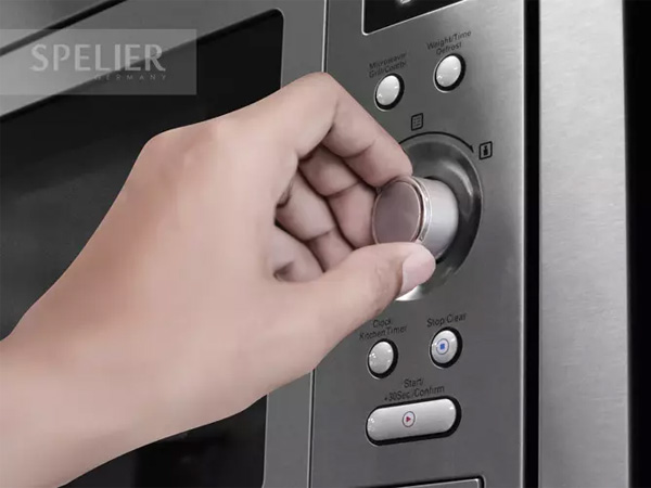 Lò vi sóng có nướng Spelier SP 8206EU được trang bị bảng điều khiển điện tử