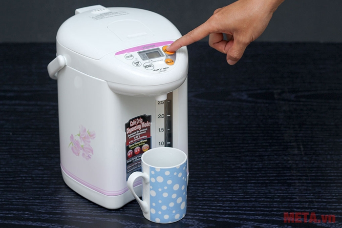 Rót nước dễ dàng chỉ cần nhấn vào nút Dispense