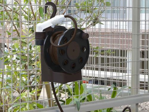 Bộ cuộn vòi tưới cây có hộp cuốn dây phun