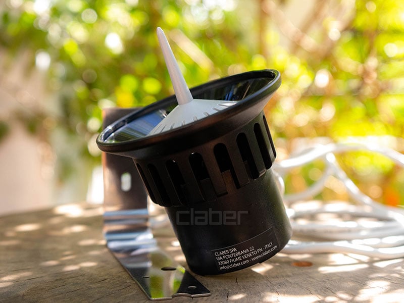 Cảm biến mưa Claber có khung thép dễ lắp đặt