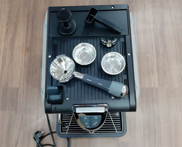 Tay cầm có 2 phin cà phê to nhỏ khác nhau