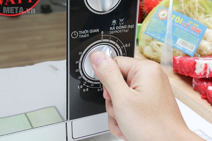 lò vi sóng 20 lít Sharp R 203VN M có tính năng hẹn giờ tối đa 35 phút