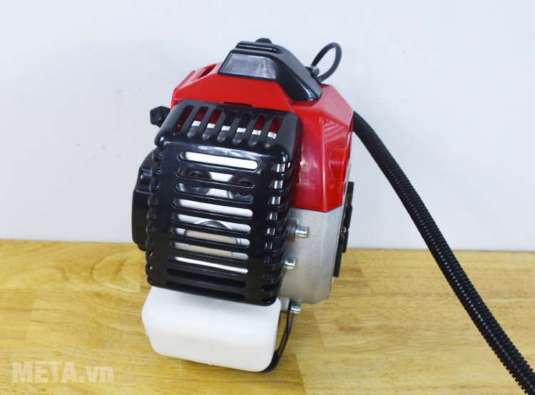 Trên thân máy cắt cỏ cầm tay Oshima 330 có nhiều khe tản nhiệt