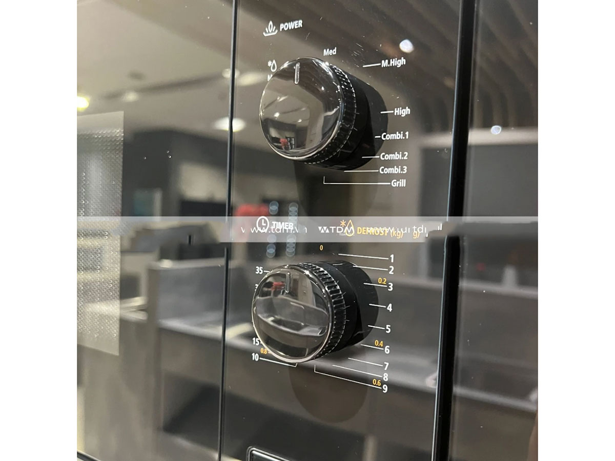 Malloca MW-820B có núm vặn cơ chỉnh thời gian, công suất, chế độ nướng