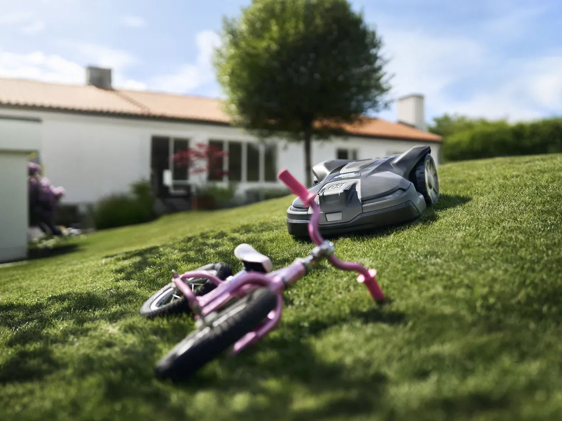 Husqvarna AM430X NERA dễ dàng điều khiển máy bằng giọng nói