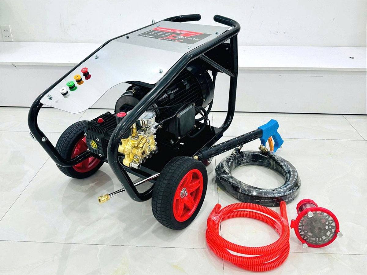 Máy rửa xe kèm đầy đủ phụ kiện