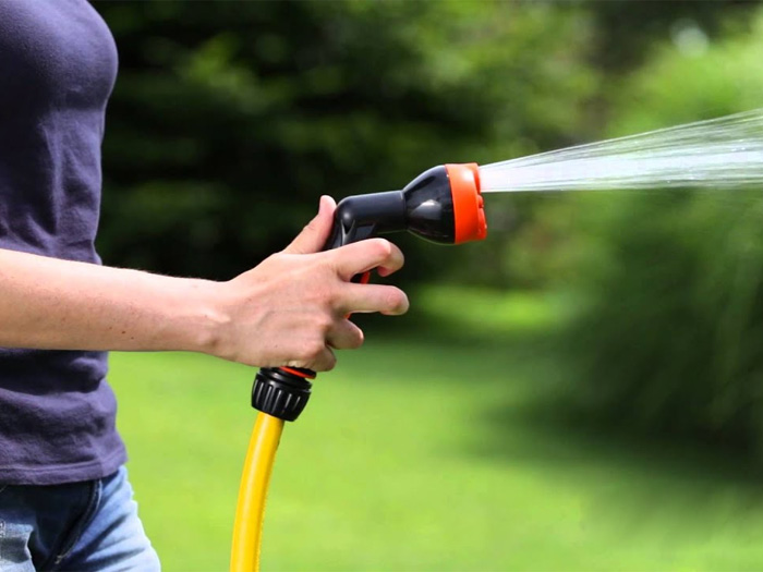 Vòi phun dạng súng Claber 9083 có thể điều chỉnh chế độ phun và lưu lượng nước