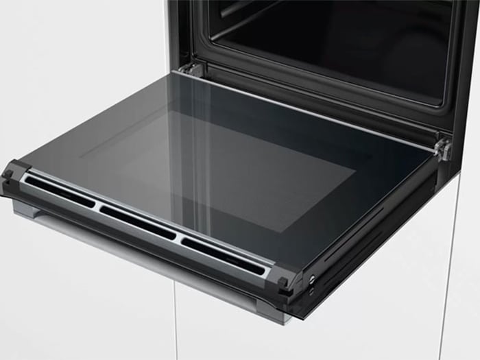 Cửa lò nướng Bosch HBG675BB1 được làm bằng kính đen chịu nhiệt