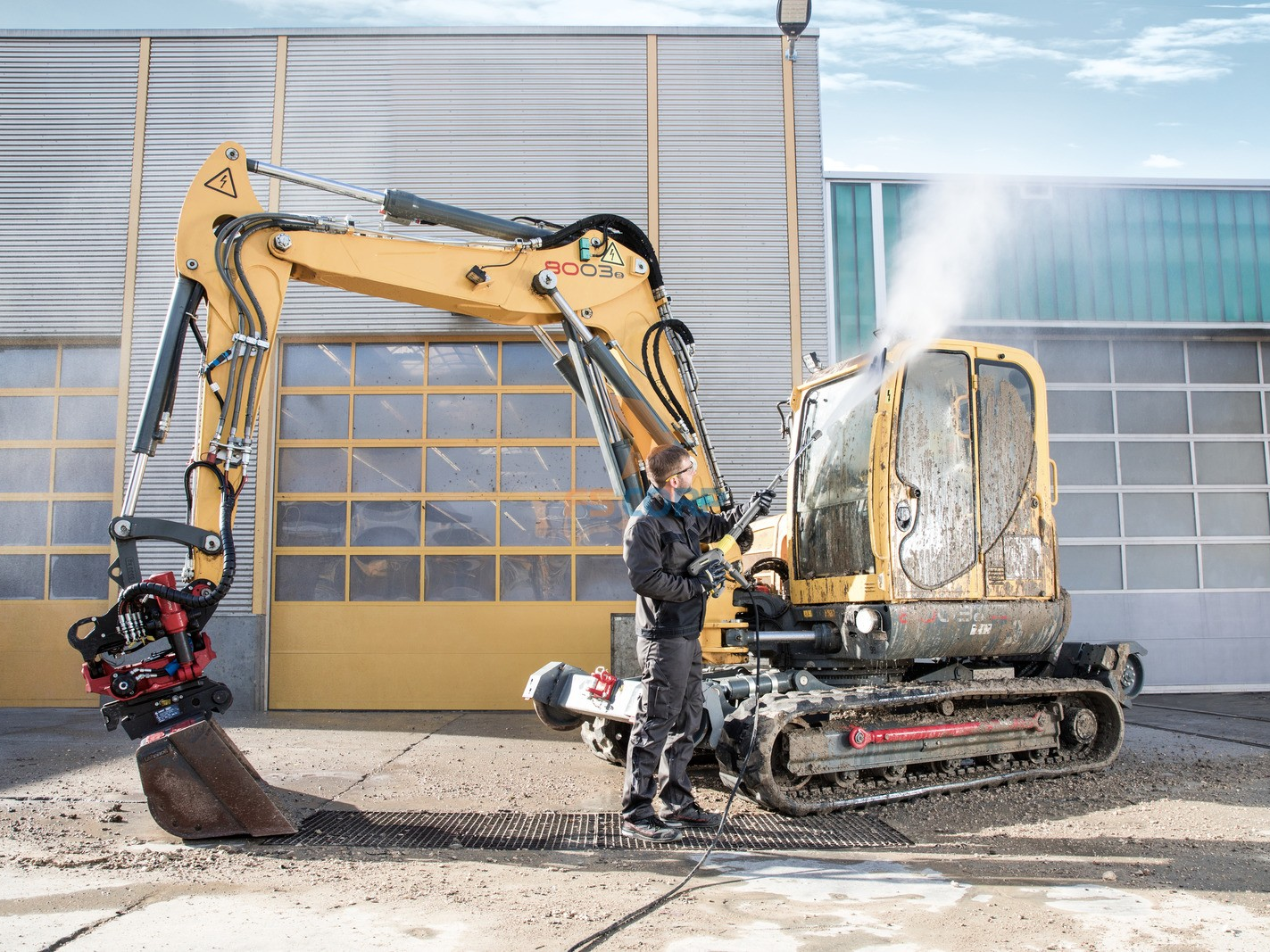 Máy phun áp lực Karcher có bánh xe dễ di chuyển tại công trình