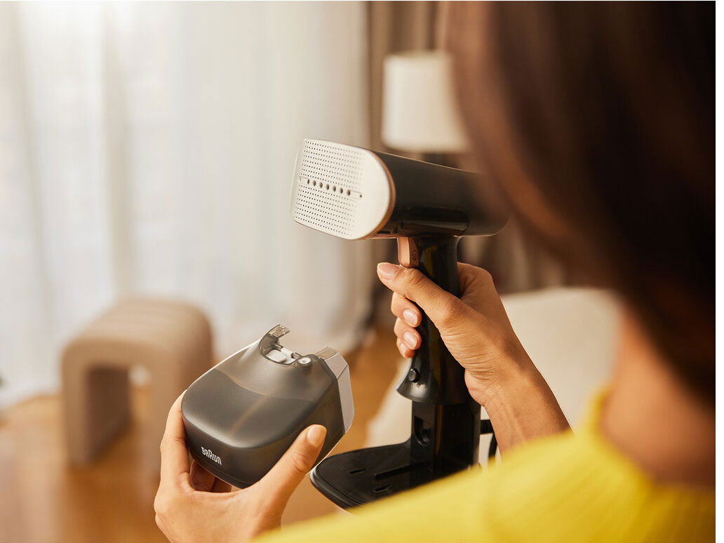 Bàn là hơi nước cầm tay giúp khử cặn tốt