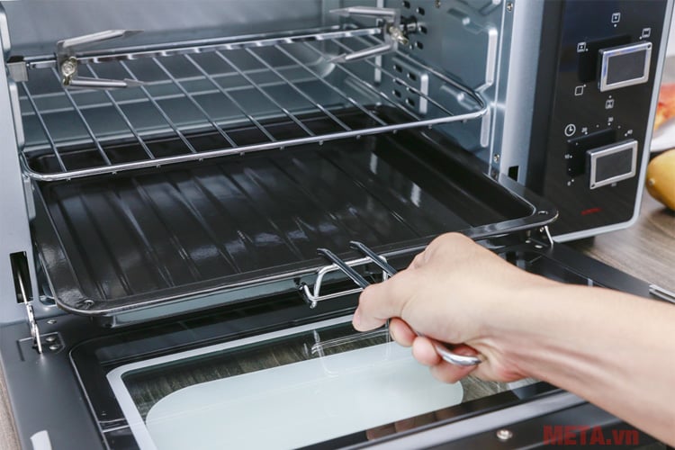 lò nướng 35 lít Sanaky VH3599N2D đi kèm nhiều phụ kiện