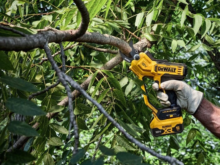 Máy cắt cành dùng pin có lưỡi cắt chống dính
