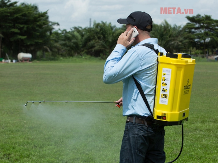Bình phun thuốc sâu sử dụng ắc quy giúp tiết kiệm sức lao động