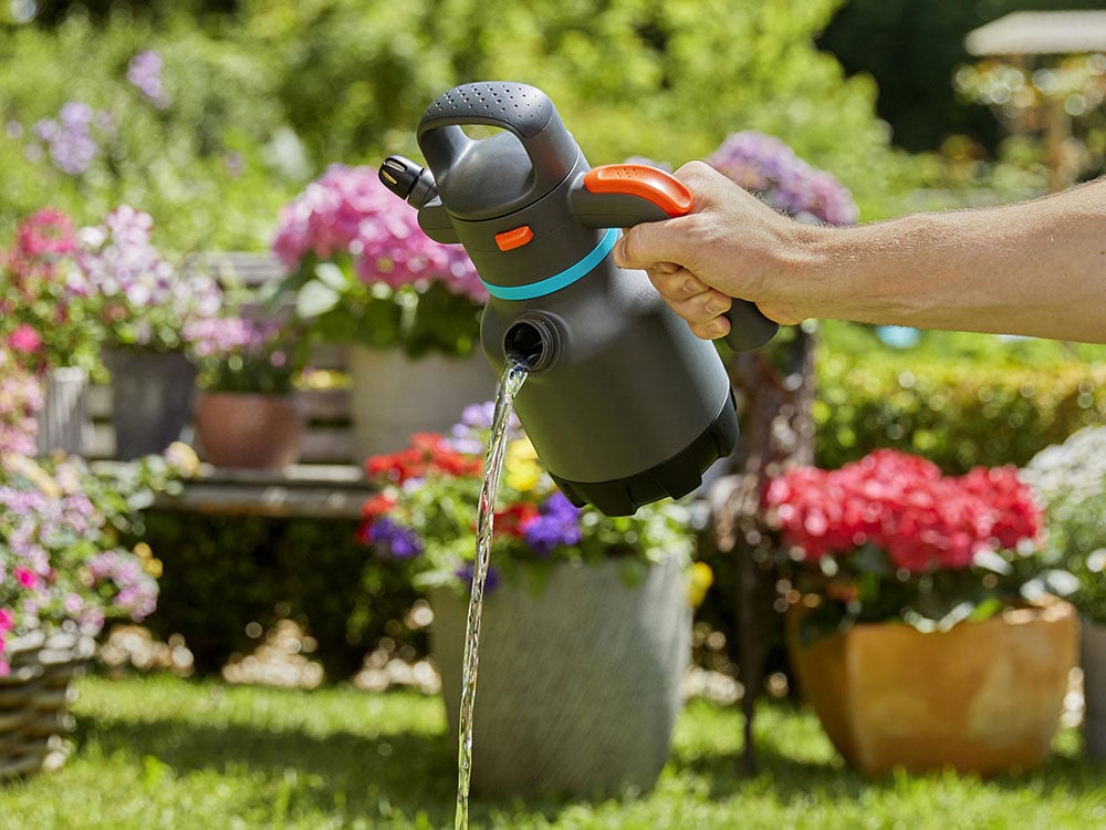 Lỗ nhỏ bên hông có thể đổ thêm nước vào