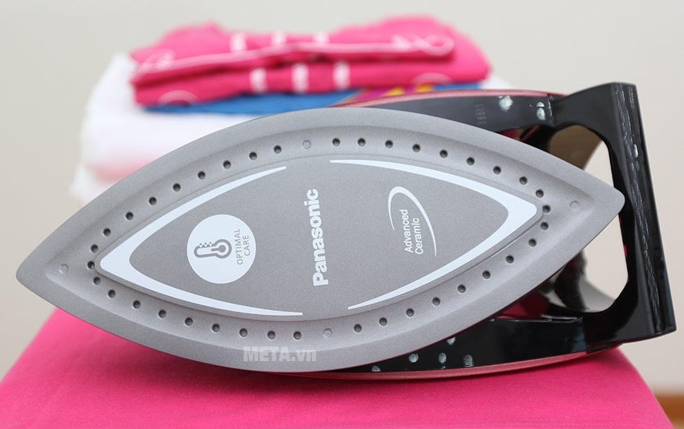 Bàn là hơi nước Panasonic NI-WT980RRA có đế chống dính