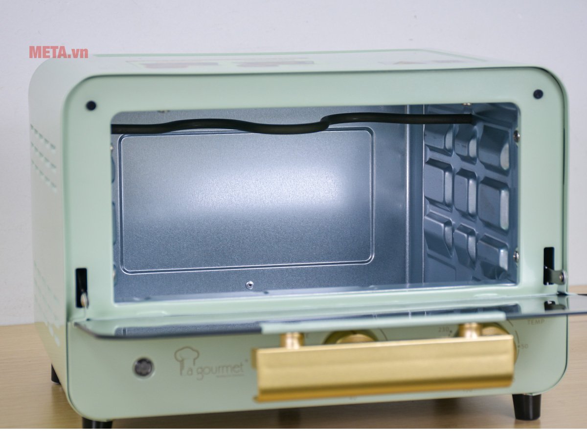 Bên trong khoang lò nướng La Gourmet 12L rộng rãi, nướng được nhiều thực phẩm