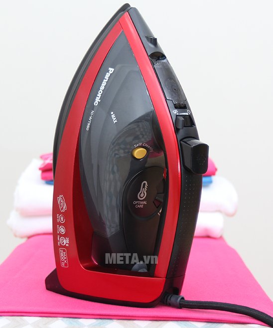 Bàn là hơi nước Panasonic NI-WT980RRA có thiết kế ấn tượng
