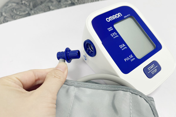 Máy đo huyết áp Omron 8712 được trang bị màn hình LCD kích thước lớn