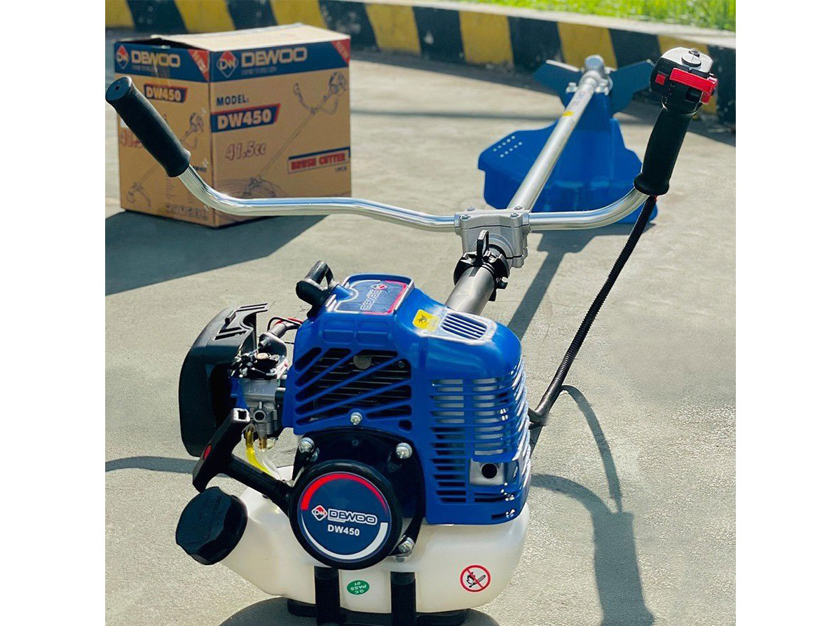 Máy cắt cỏ Dewoo DW-450 có cần lái chắc chắn, tay cầm dạng ghi đông