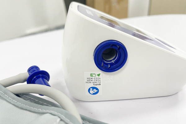 Vị trí cắm vòng bít của máy đo huyết áp bắp tay Omron HEM-8712