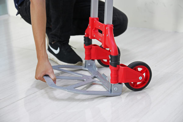 Thao tác gập tấm đỡ hàng