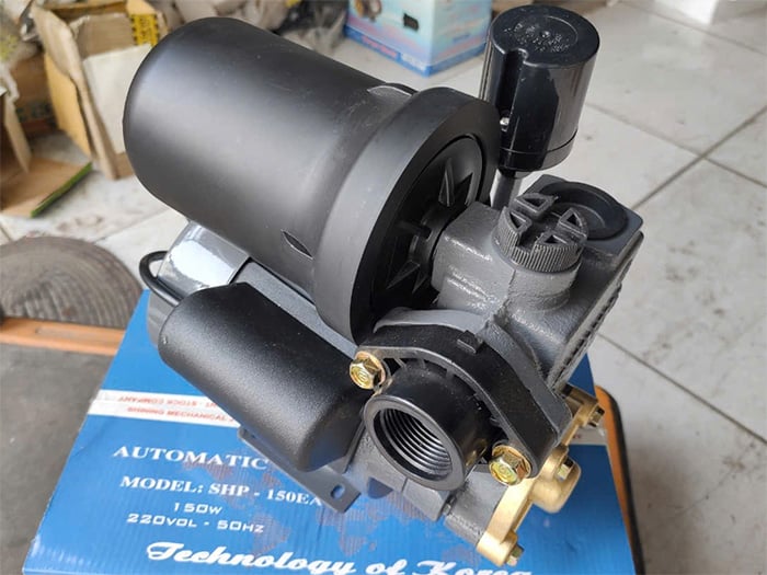 Máy bơm tăng áp Shining SHP-150EA hoạt động với công suất 150W