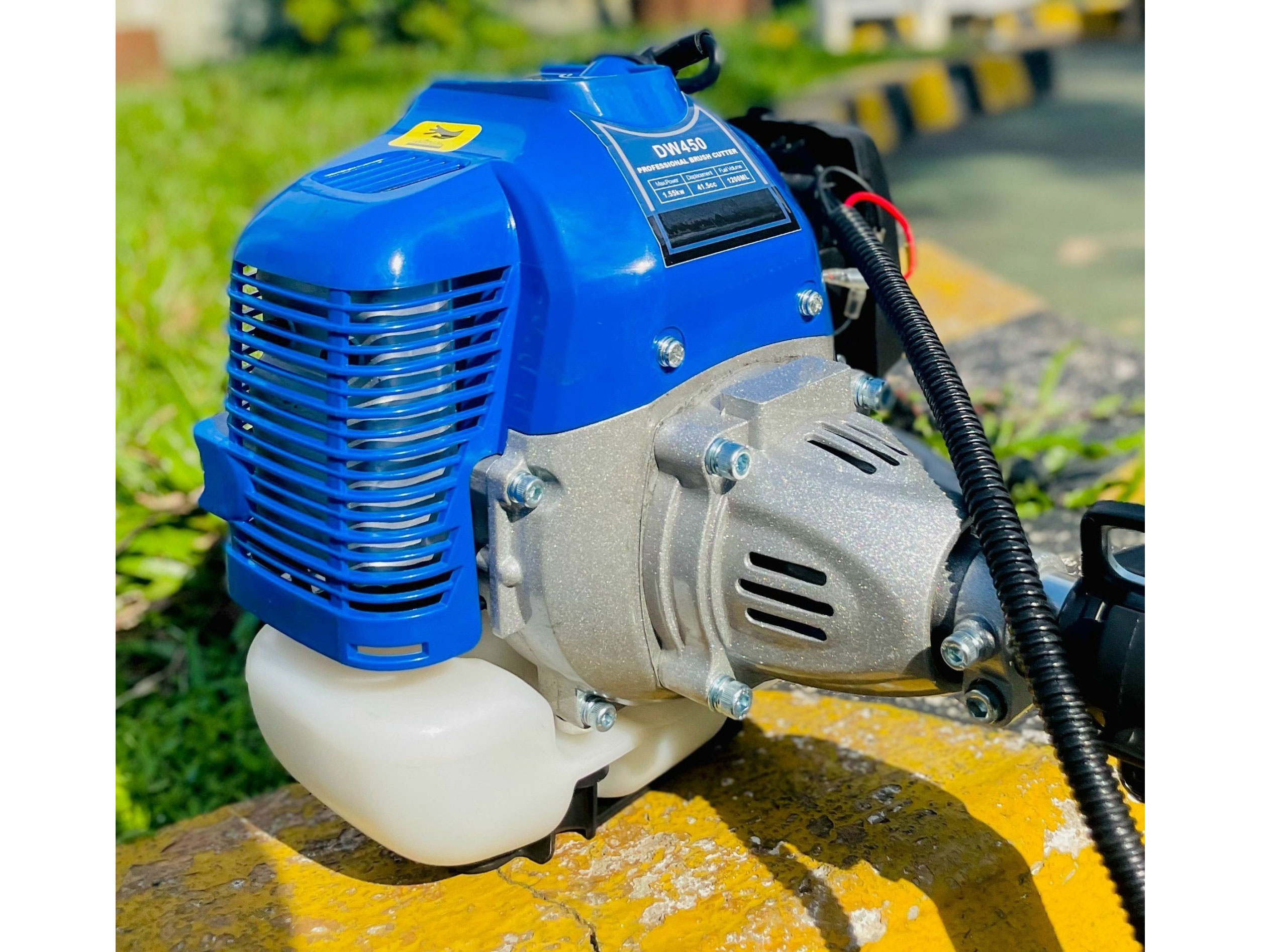 Máy cắt cỏ Dewoo DW-450 có dung tích bình xăng 1,2 lít