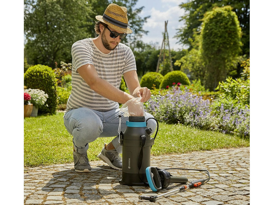 Bình tưới cây chạy pin có lưới lọc nước