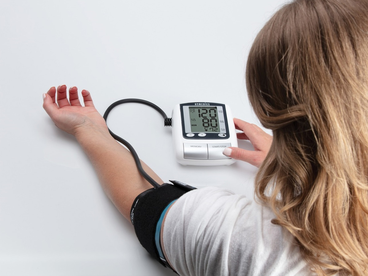 Máy đo huyết áp HoMedics BPA065 được tích hợp cảnh báo thông minh