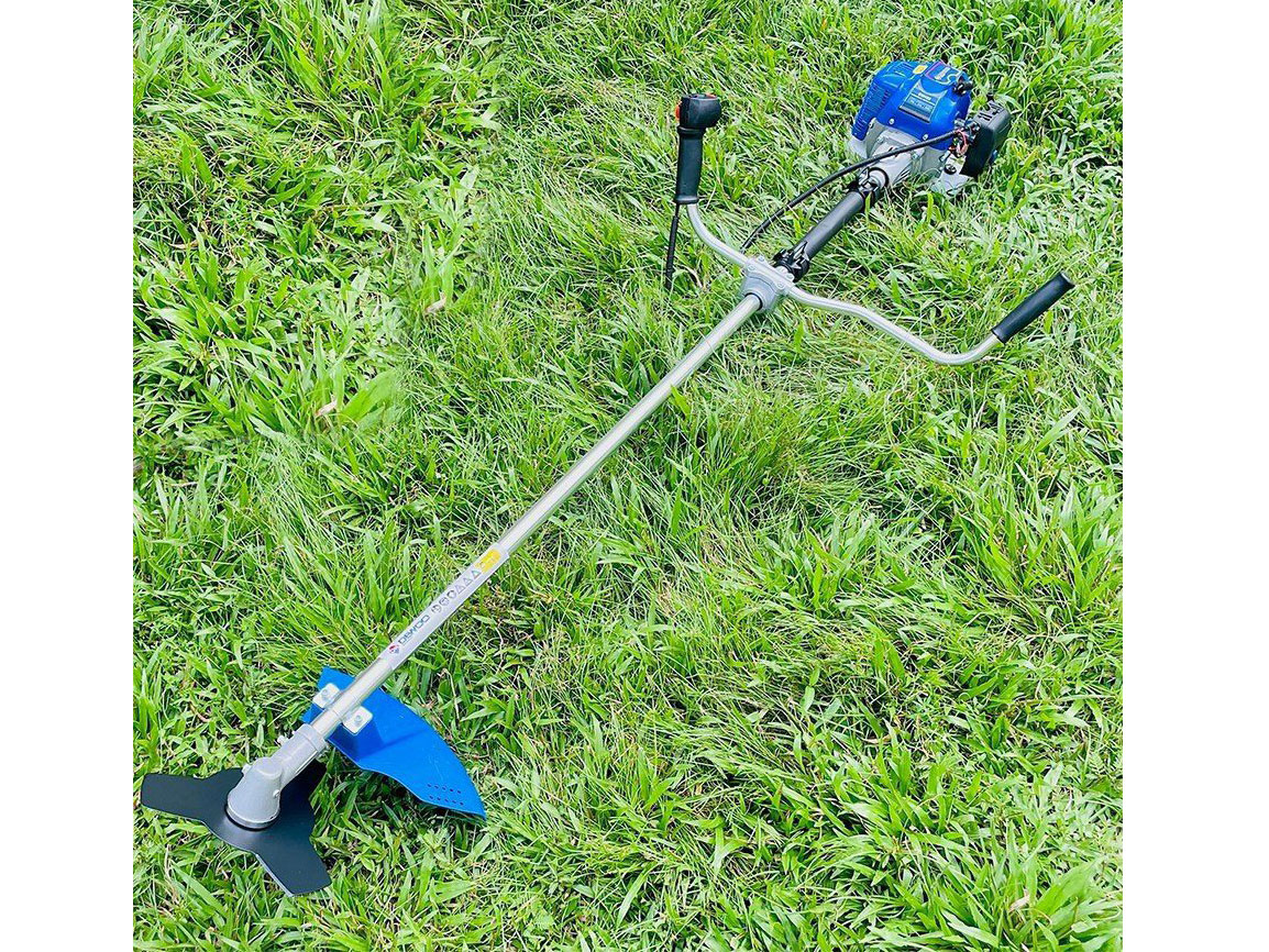 Máy cắt cỏ Dewoo DW450 sở hữu thiết kế đẹp mắt có dây đeo vai đi kèm