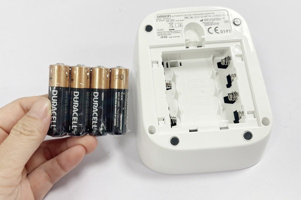Máy đo huyết áp Omron HEM-8712 được trang bị 4 pin AAA 1.5V