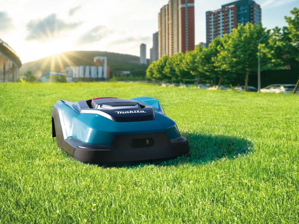 Robot cắt cỏ dùng pin Makita leo dốc 26 độ