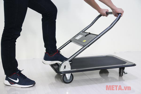 Thao tác gấp gọn tay cầm xe đẩy hàng hàng Đài Loan