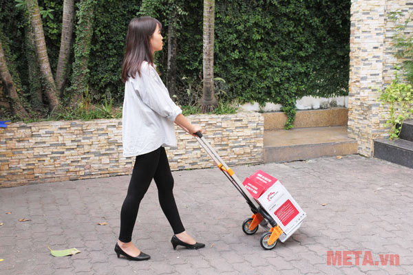 Phụ nữ sử dụng xe đẩy hàng Advindeq TL-80C