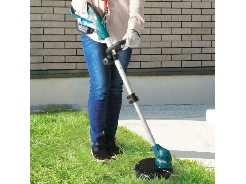 Máy cắt cỏ dùng pin Makita UR100DZ có thiết kế nhỏ gọn