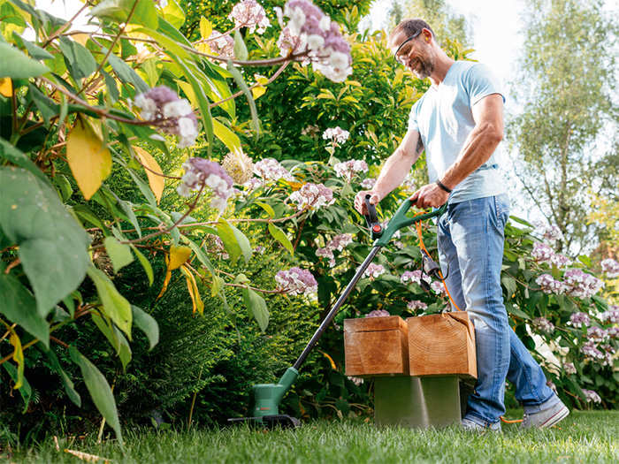 máy cắt cỏ cầm tay Bosch EasyGrassCut 23 có lưỡi cắt rộng, sắc