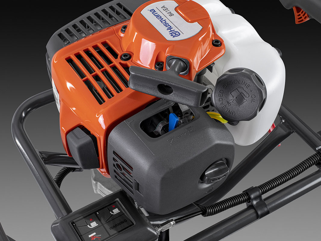 Máy khoan đất Husqvarna dùng xăng pha nhớt