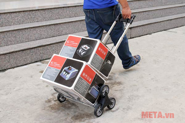 Xe kéo đẩy leo cầu thang Advindeq TL-35/70 thích nghi với mọi địa hình leo trèo.