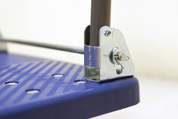 Khớp nối chắc chắn giữa tay cầm với sàn xe