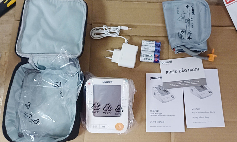 Trọn bộ máy đo huyết áp có giọng nói Yuwell YE670D