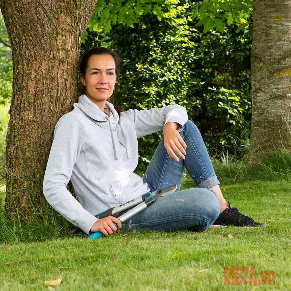 Kéo cắt cành cây cao giúp thực hiện công việc đơn giản hơn