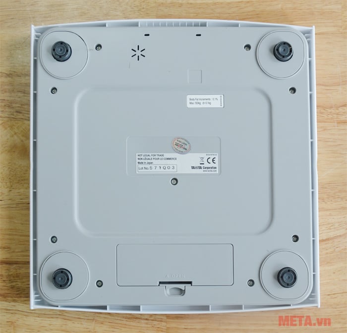 Tanita BC-541N nhìn từ mặt dưới