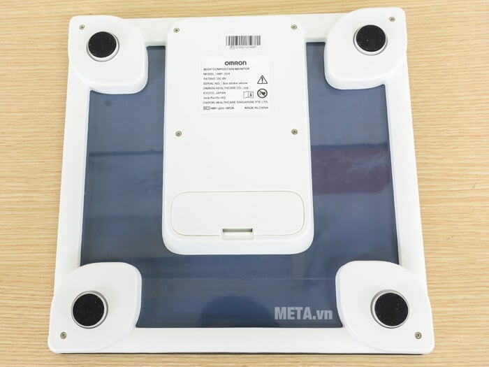 Cân đo lượng mỡ cơ thể Omron HBF-224 có chân đế cao su chống trơn trượt