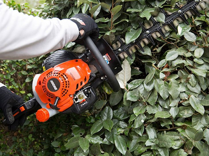 Máy tỉa hàng rào có tay cầm bọc cao su