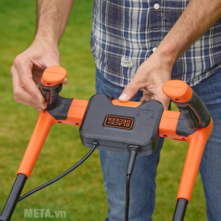 Máy cắt cỏ Black&Decker BEMW451BH có bảng điều khiển ngay trên tay đẩy
