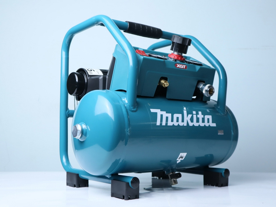 Makita AC001GZ có dung tích 7.6 lít
