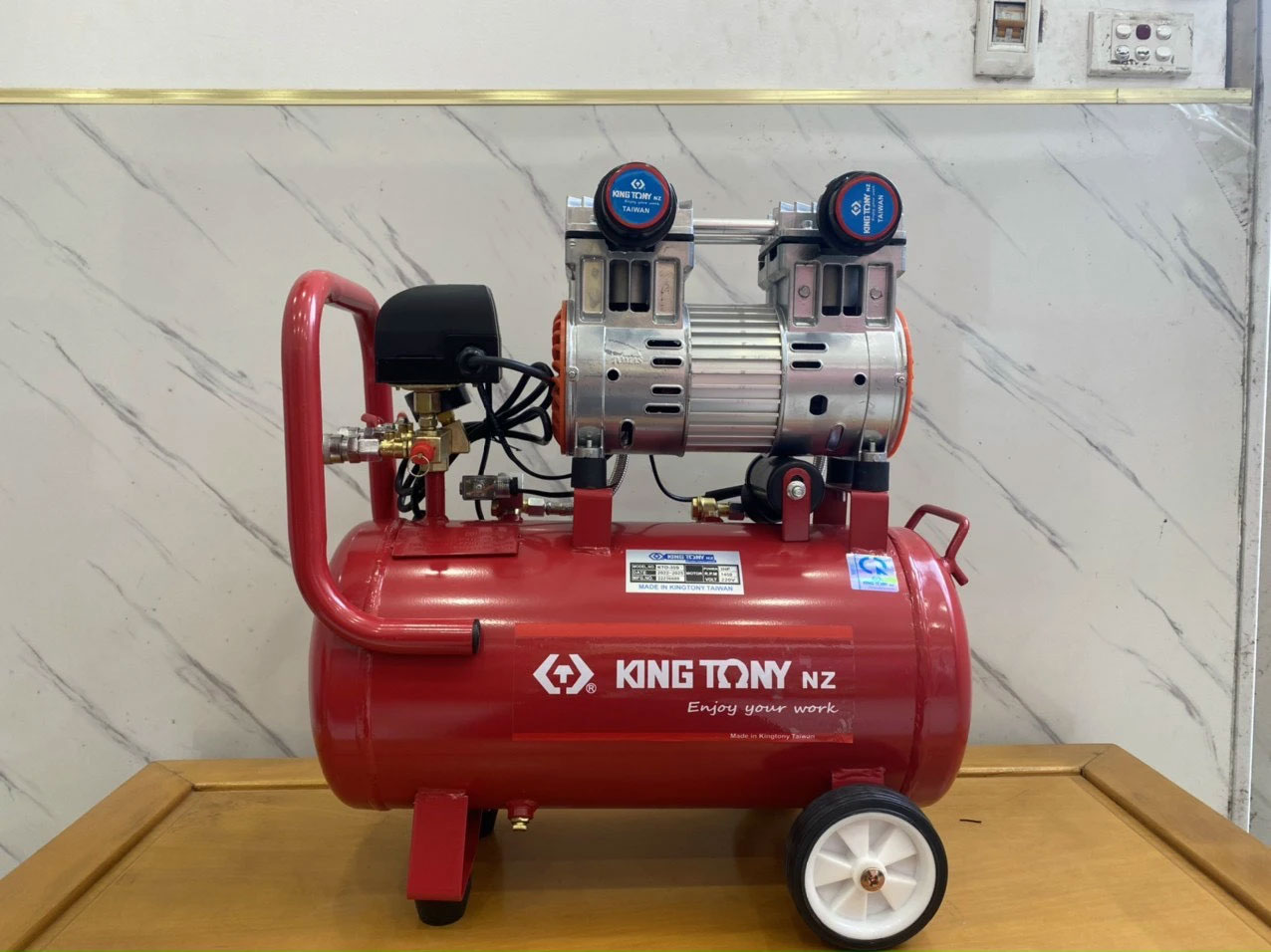 Máy nén khí không dầu 3HP 35L Kingtony KTO-35S 