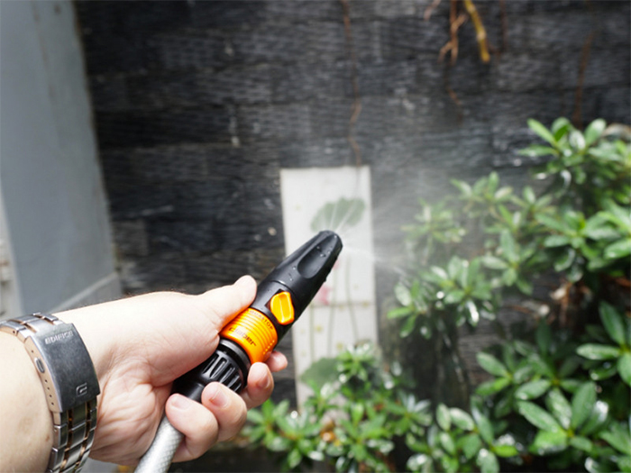 Vòi nước có thể tưới cây hoặc xịt rửa xe cộ